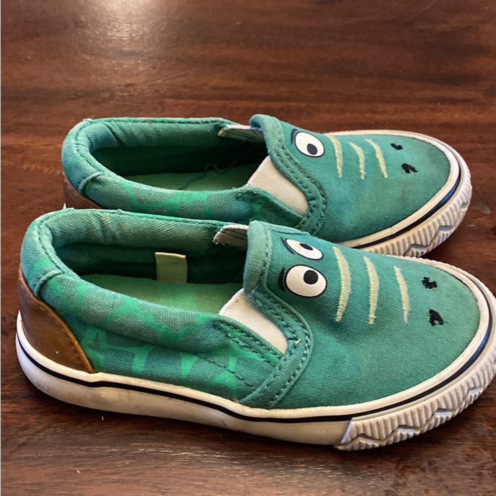 Sz 6 Toddler Cat and Jack Alligator Slip on shoes